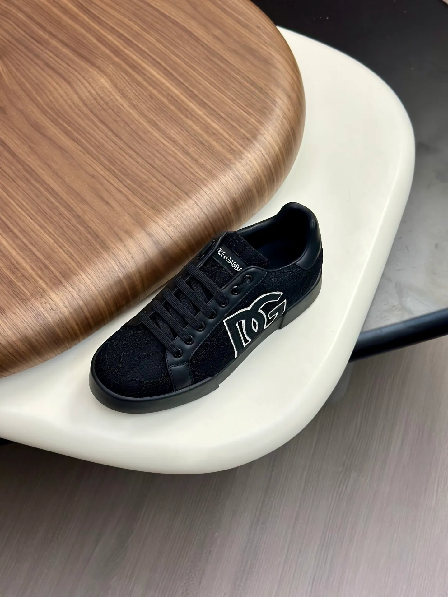 New product 💰800 DG Dolce & Gabbana men's shoes 💰ortofino calfskin sneakers ♞size; 39~44 (customized 38.45.46) Iconic men's shoes 💰ortofino series of sneakers, classic and timeless style, now presented with fashionable details. The calfskin engraved DG logo is a subtle finishing touch. Men's shoes💰ortofino calfskin sneakers: